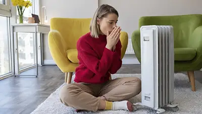 Una chica al lado de una estufa Una chica al lado de una estufa