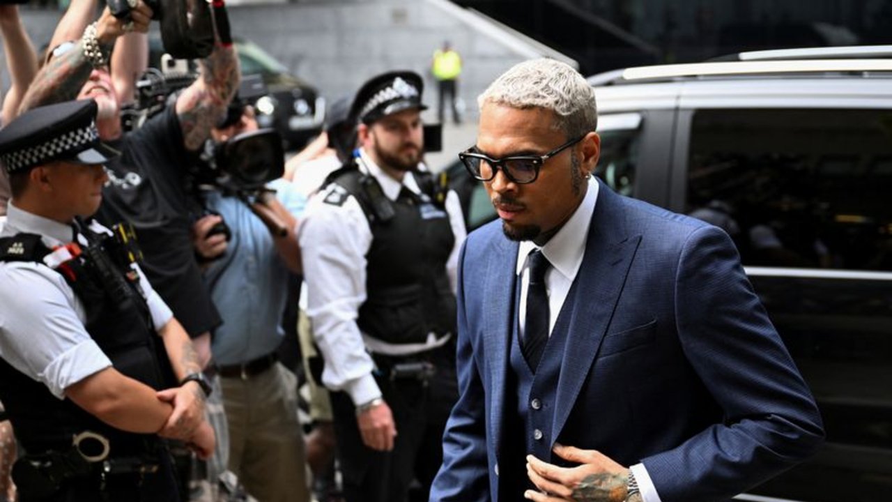El cantante estadounidense Chris Brown se declara inocente de agresión