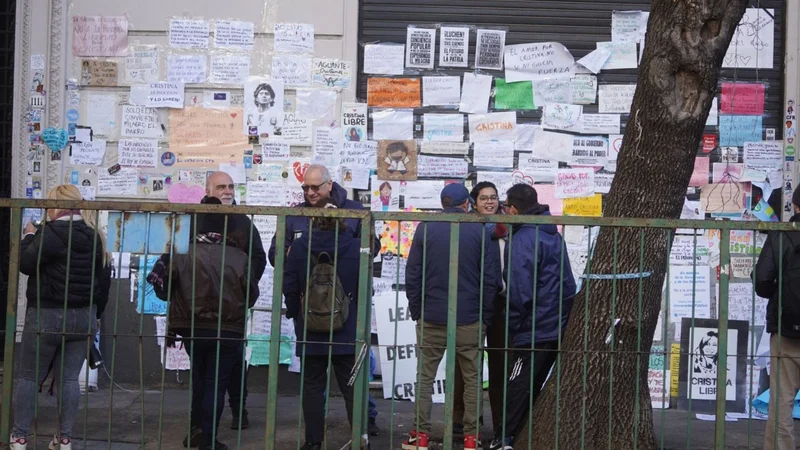 Ciudad monta vigilancia y limpieza 24 horas en el domicilio de Cristina Kirchner y recomienda a militantes "mandarle cartas"