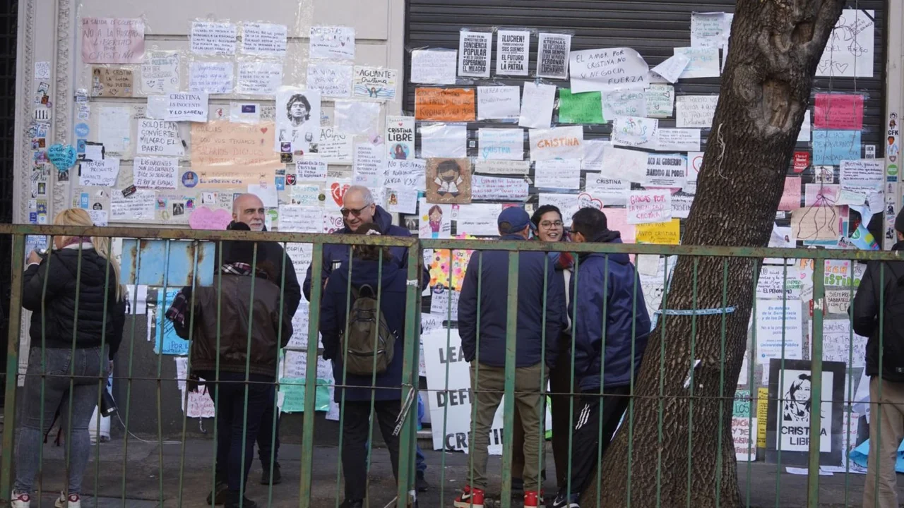 Ciudad monta vigilancia y limpieza 24 horas en el domicilio de Cristina Kirchner y recomienda a militantes "mandarle cartas"