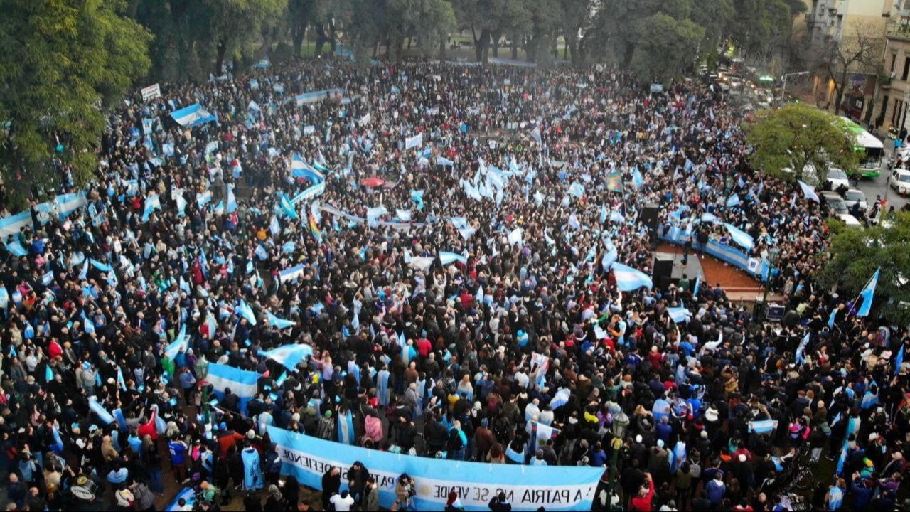 CFK  pidió a la militancia desconcentrar y que no regrese a su domicilio