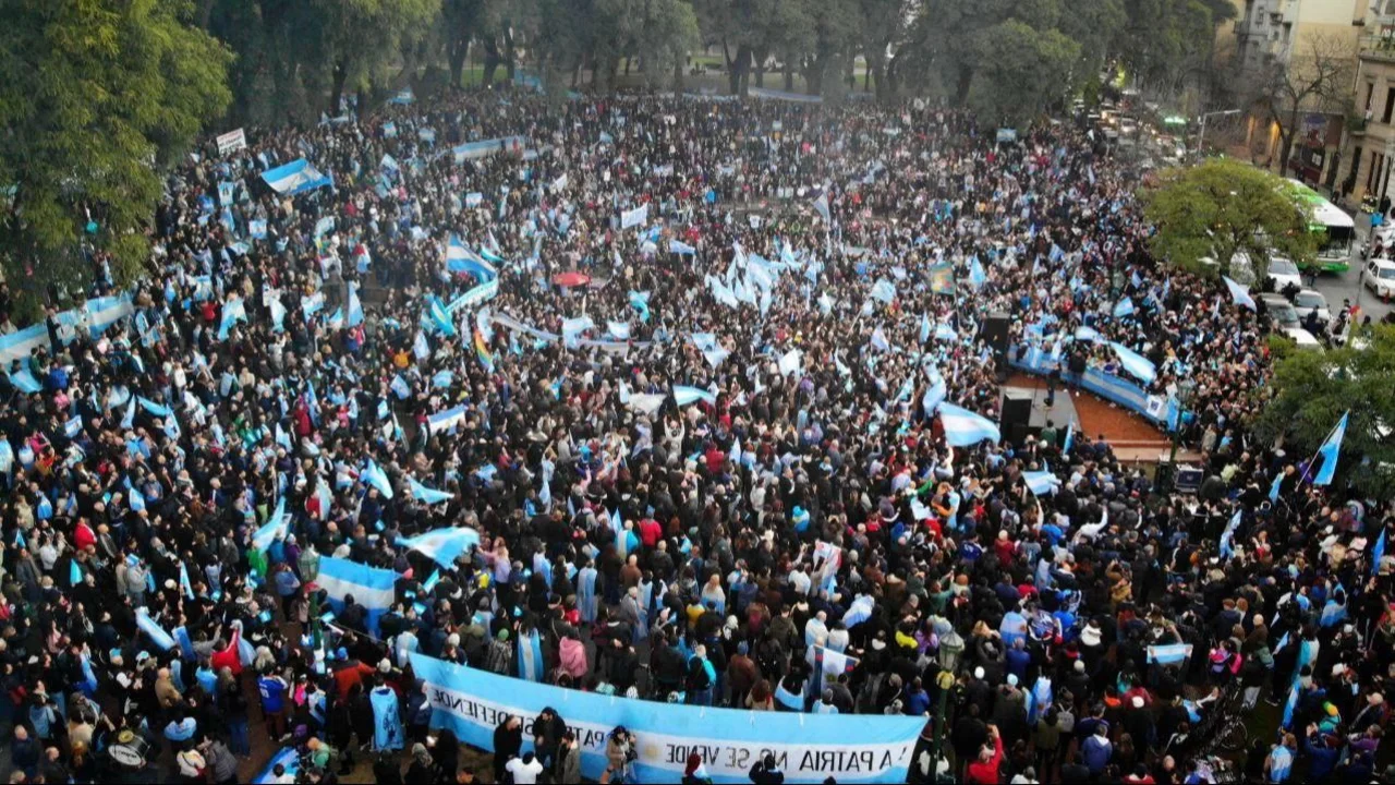 CFK  pidió a la militancia desconcentrar y que no regrese a su domicilio