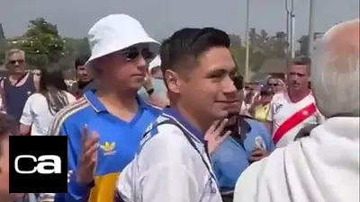 Escándalo en la previa de River vs Monterrey: un hincha mexicano fue con la camiseta de Boca Escándalo en la previa de River vs Monterrey: un hincha mexicano fue con la camiseta de Boca