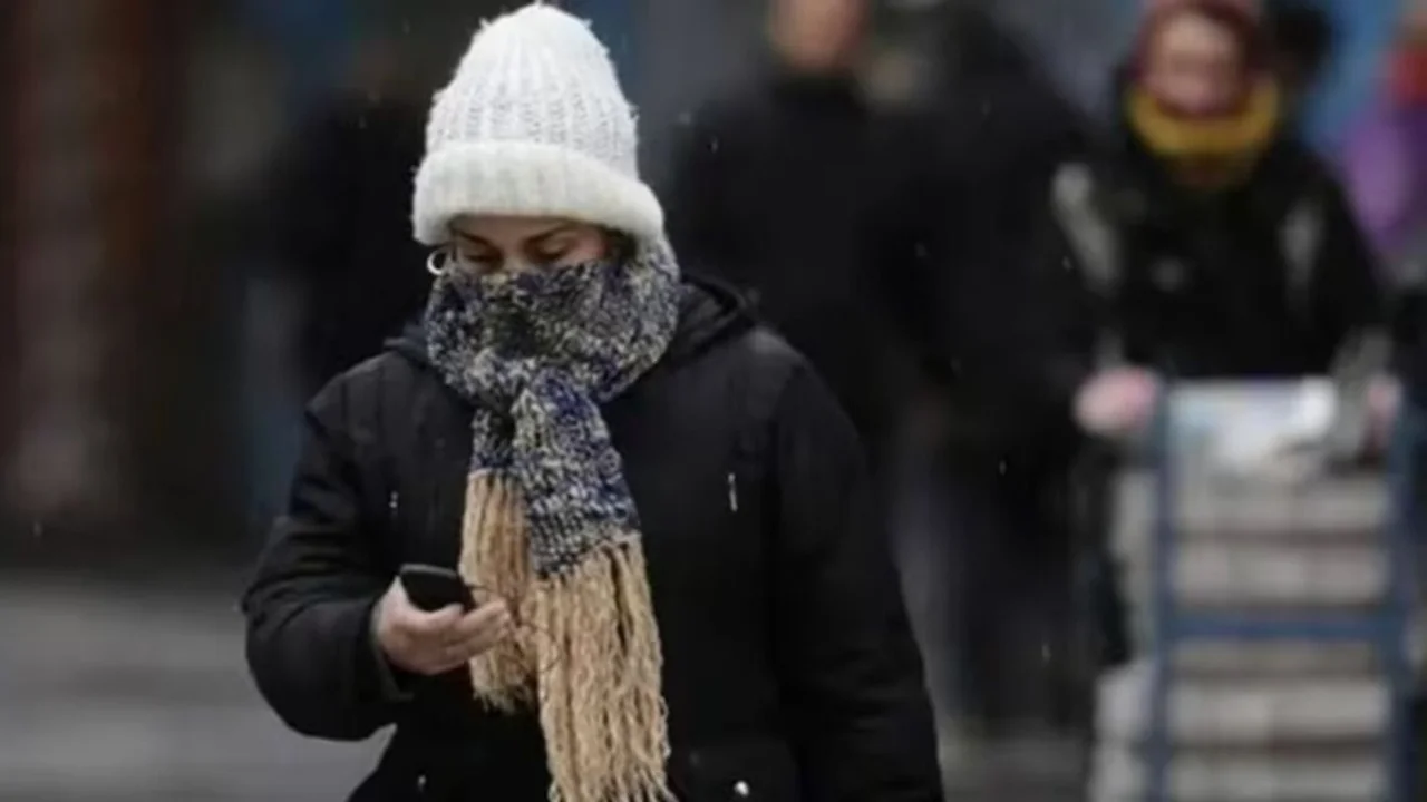 Una persona muy abrigada en la calle