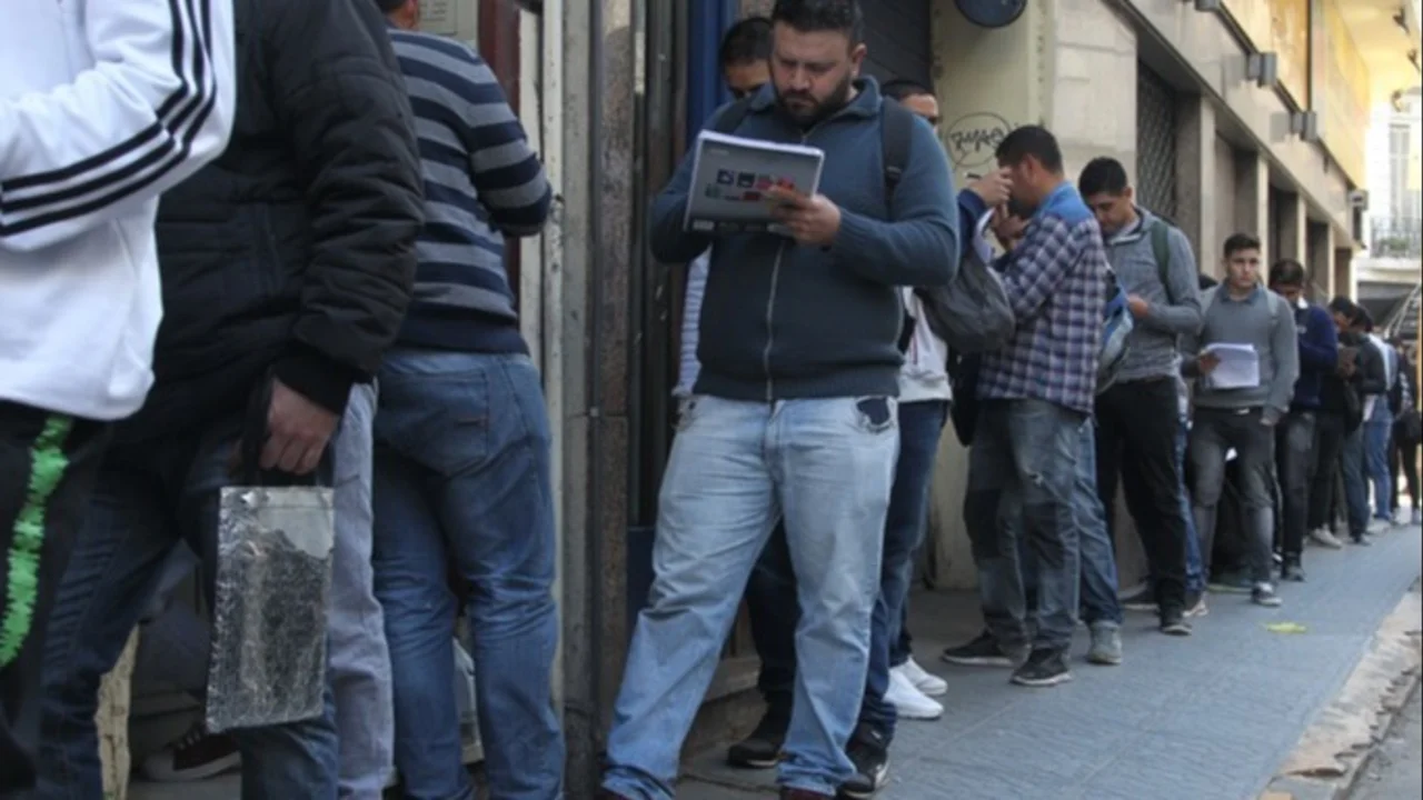 Personas haciendo fila para entrevistas de trabajo