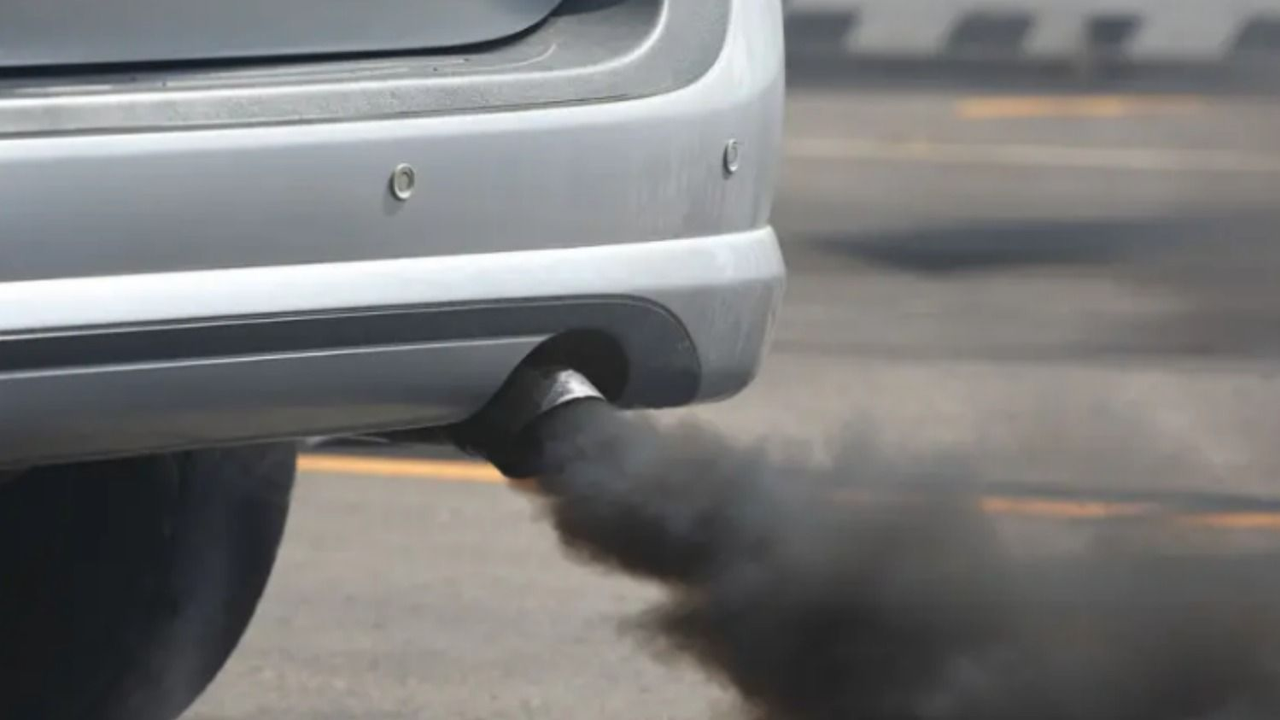 ¿Qué pasa si el humo de mi auto sale con color negro?