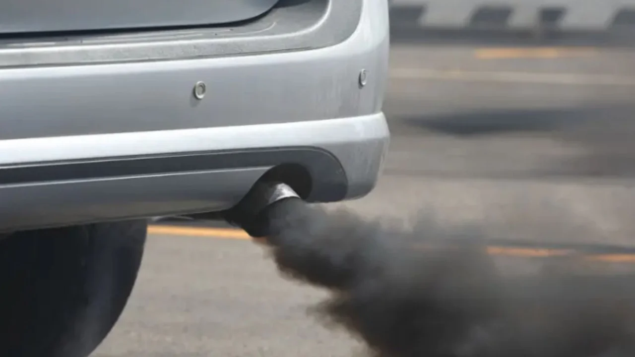 ¿Qué pasa si el humo de mi auto sale con color negro?
