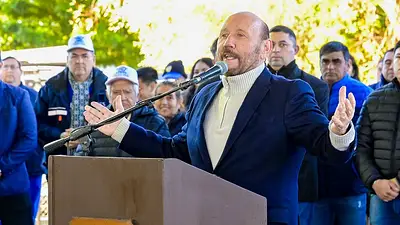 Gildo Insfrán inaugura obras en la provincia y se diferencia de Milei: "No vamos a arriar la bandera Argentina" Gildo Insfrán inaugura obras en la provincia y se diferencia de Milei: "No vamos a arriar la bandera Argentina"