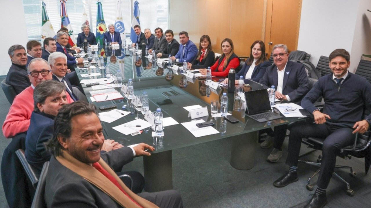 Gobernadores presionan a Milei: firmaron un proyecto para redistribuir fondos e impuesto a los combustibles