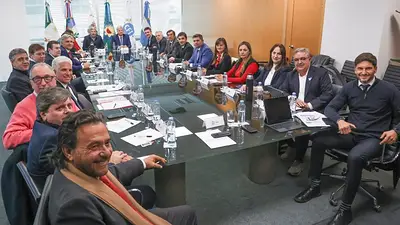 Gobernadores presionan a Milei: firmaron un proyecto para redistribuir fondos e impuesto a los combustibles Gobernadores presionan a Milei: firmaron un proyecto para redistribuir fondos e impuesto a los combustibles
