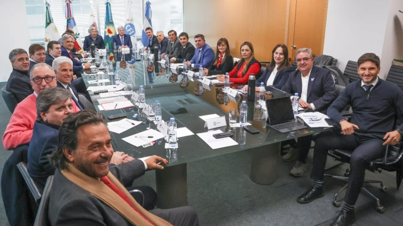 Gobernadores presionan a Milei: firmaron un proyecto para redistribuir fondos e impuesto a los combustibles