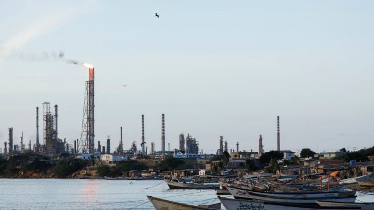 Segunda refinería más grande de Venezuela se detiene por apagón eléctrico: fuentes