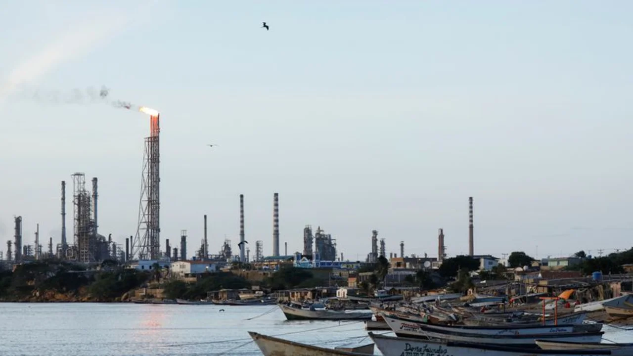 Segunda refinería más grande de Venezuela se detiene por apagón eléctrico: fuentes