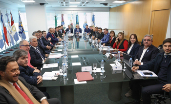 Acorraladas por Milei, las provincias también se endeudan en dólares | Deuda