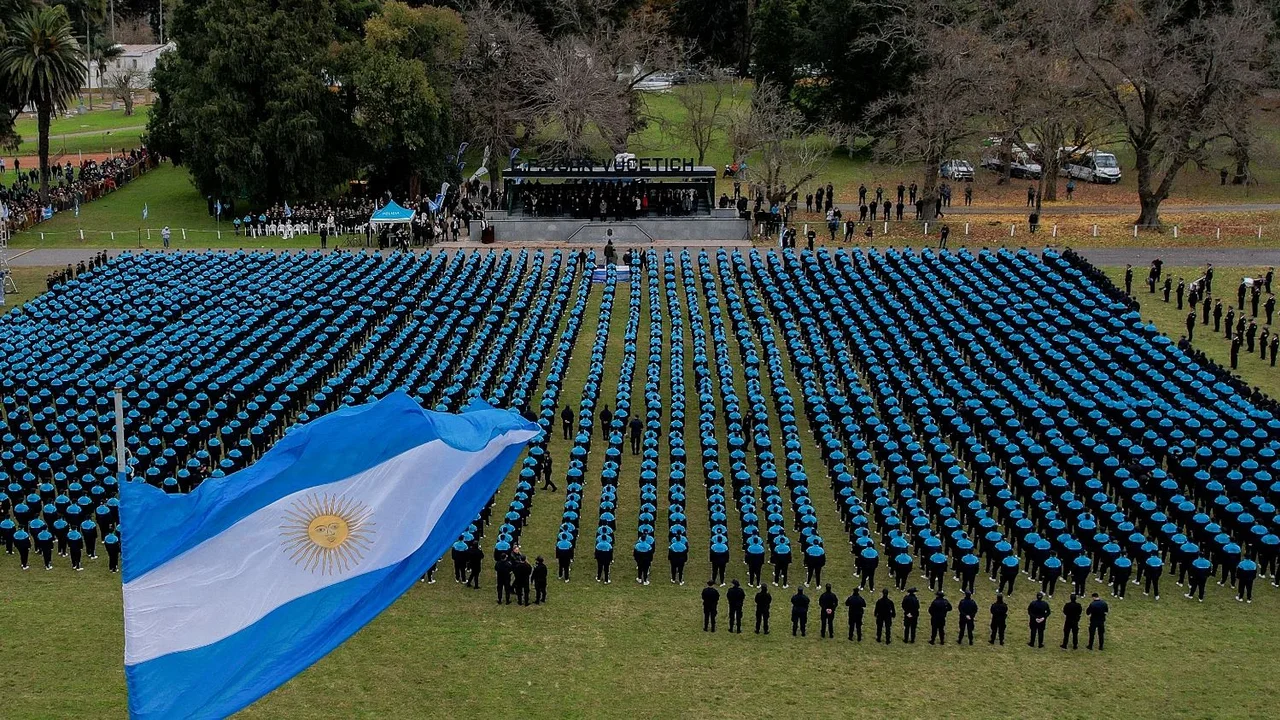 Día de la Bandera: Kicillof le tomó juramento a más de 2.700 futuros integrantes de la Policía Bonaerense