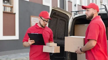 ¿Cuál es la diferencia entre courier y el sistema puerta a puerta?