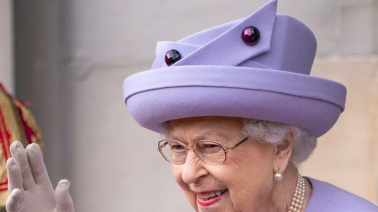 Gran Bretaña elige estatuas y un puente de cristal para monumentos a la reina Isabel