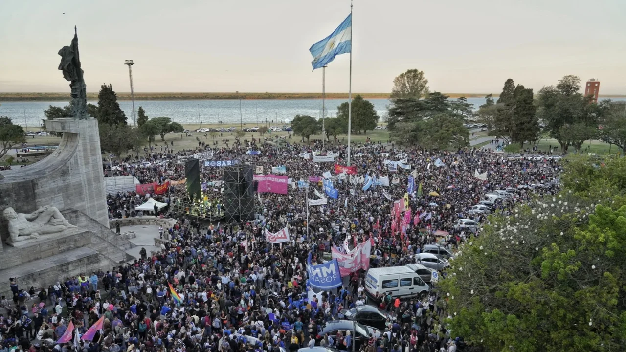 Defensa de la educación pública: la Universidad de Rosario se suma a la Marcha Federal contra el ajuste de Milei