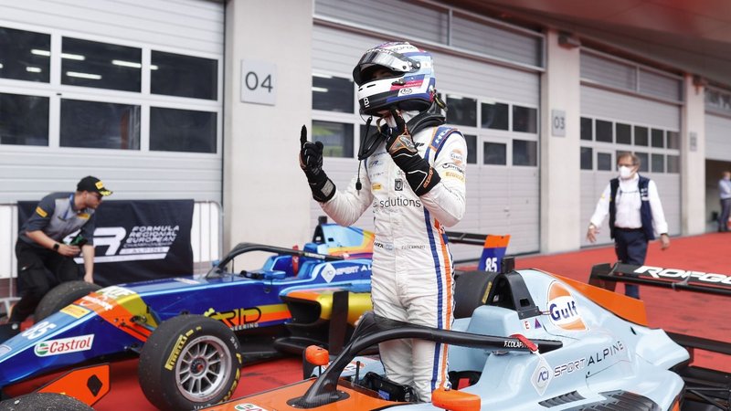 Franco Colapinto celebrando su triunfo en Austria en 2021