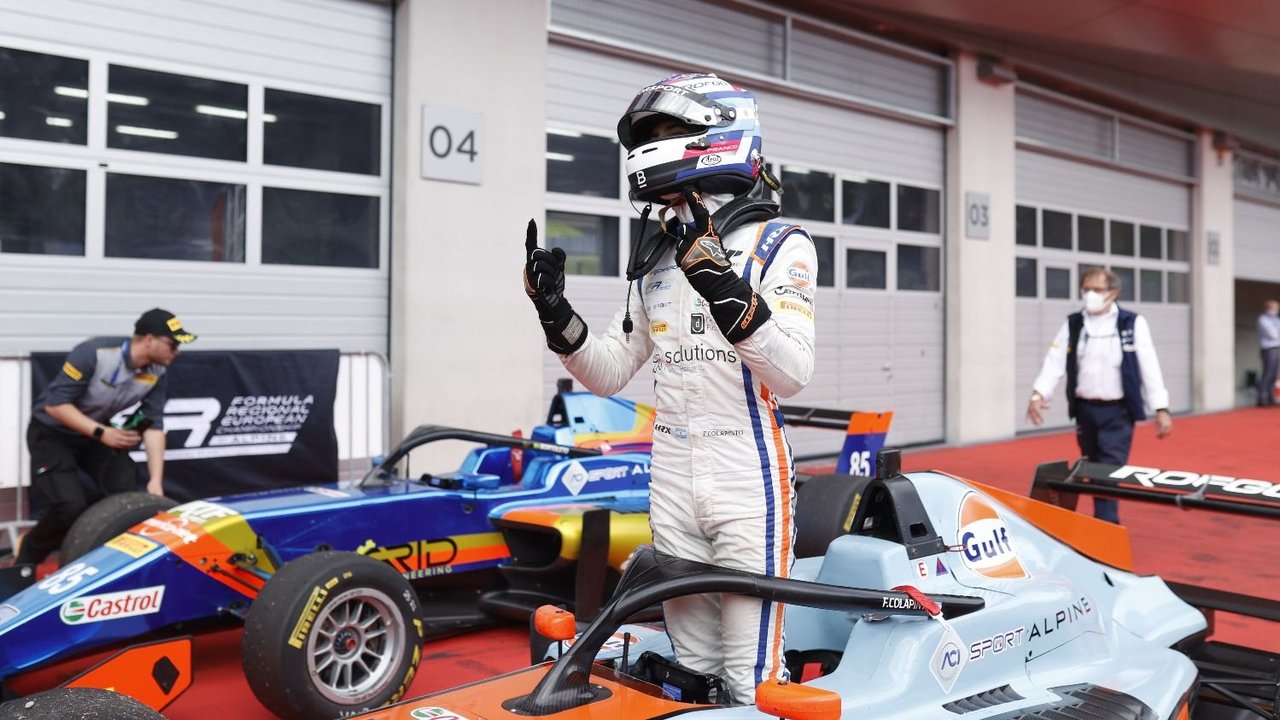 Franco Colapinto celebrando su triunfo en Austria en 2021