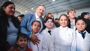 Lealtad a la Bandera: Ricardo Quintela tomó juramento a estudiantes riojanos e inauguró obras públicas