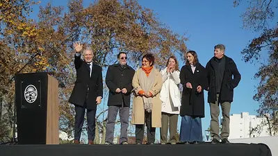 Con elogios a Belgrano, Alak acompañó la promesa a la bandera de más de 1.200 estudiantes en La Plata Con elogios a Belgrano, Alak acompañó la promesa a la bandera de más de 1.200 estudiantes en La Plata