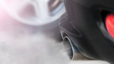 ¿Qué pasa si el humo de mi auto sale con color gris?