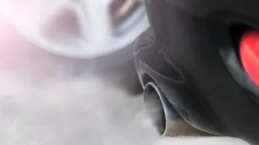¿Qué pasa si el humo de mi auto sale con color gris?