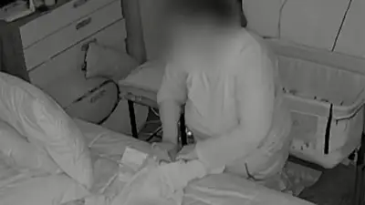 Detuvieron a una niñera que le pegaba a un bebé de siete meses en Córdoba: "Lo asfixió y torturó" Detuvieron a una niñera que le pegaba a un bebé de siete meses en Córdoba: "Lo asfixió y torturó"