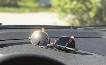 Por qué olvidarse los anteojos en el auto puede costar muy caro | Curiosidades