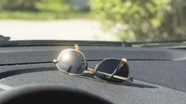 Por qué olvidarse los anteojos en el auto puede costar muy caro