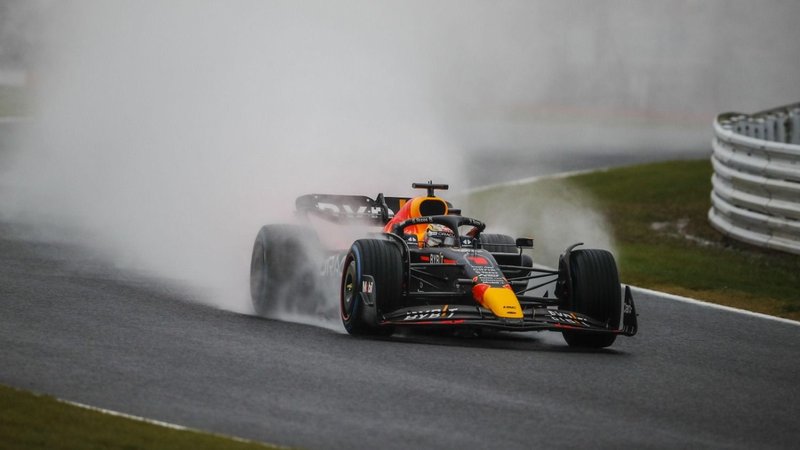 El Red Bull de Max Verstappen con neumáticos full wet