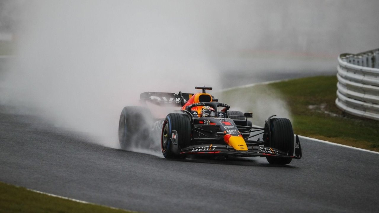 El Red Bull de Max Verstappen con neumáticos full wet