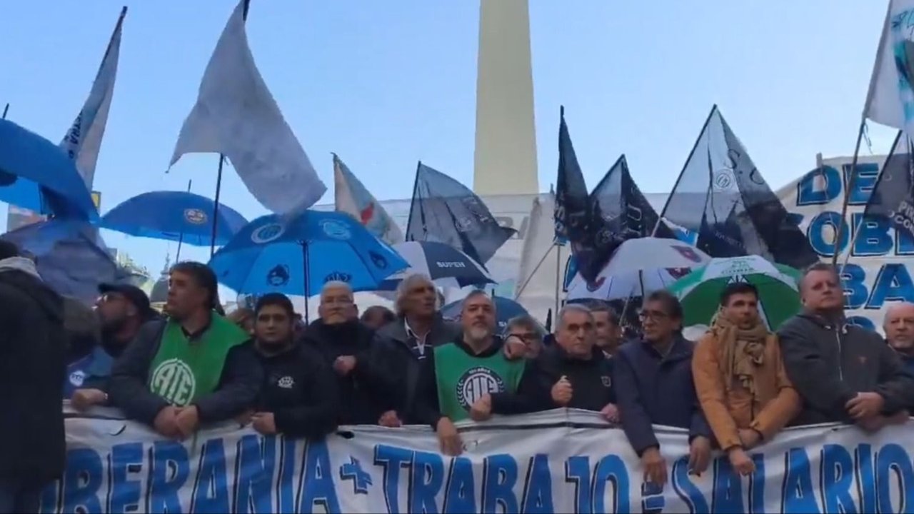 Más de 70 gremios protestaron frente al Ministerio de Desregulación