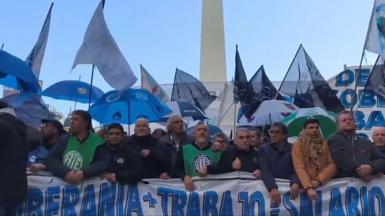 Más de 70 gremios protestaron frente al Ministerio de Desregulación