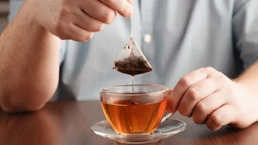 ¿Por qué se aconseja no aplastar los sacos de té y cómo afecta al sabor?