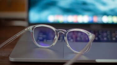 ¿Por qué se recomienda tener lentes con filtro azul?