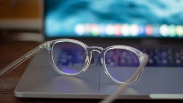 ¿Por qué se recomienda tener lentes con filtro azul?