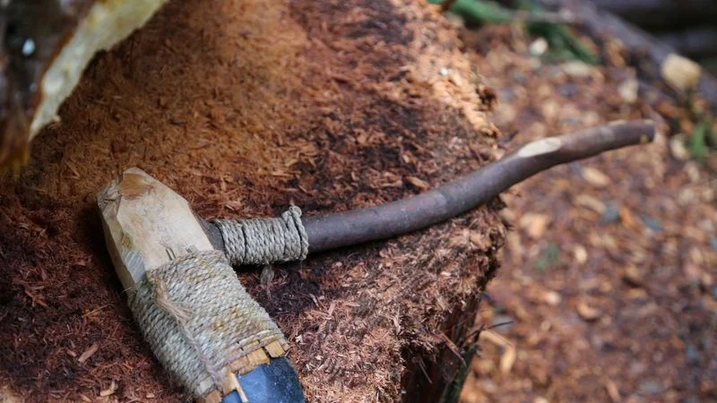 Con una canoa primitiva, científicos reproducen la navegación prehistórica