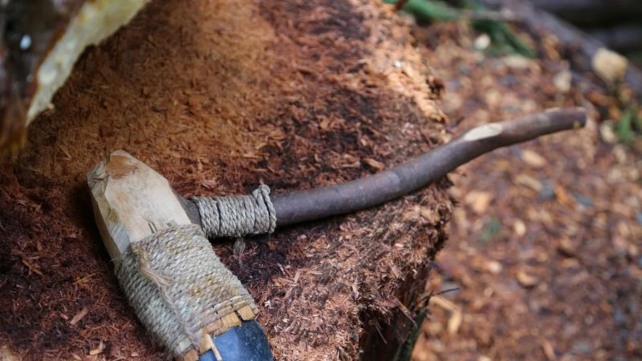 Con una canoa primitiva, científicos reproducen la navegación prehistórica