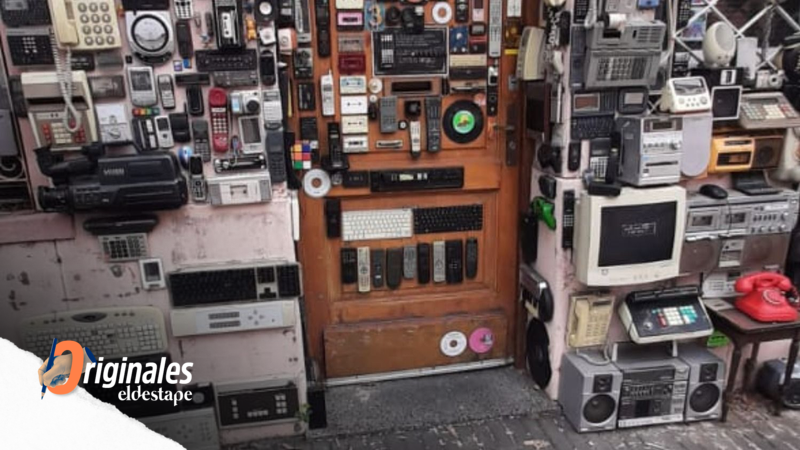  La casa de "lo viejo funciona" en Saavedra: creó arte en su puerta con 200 objetos de los 80s y 90s que le llevan los vecinos y es la atracción del barrio