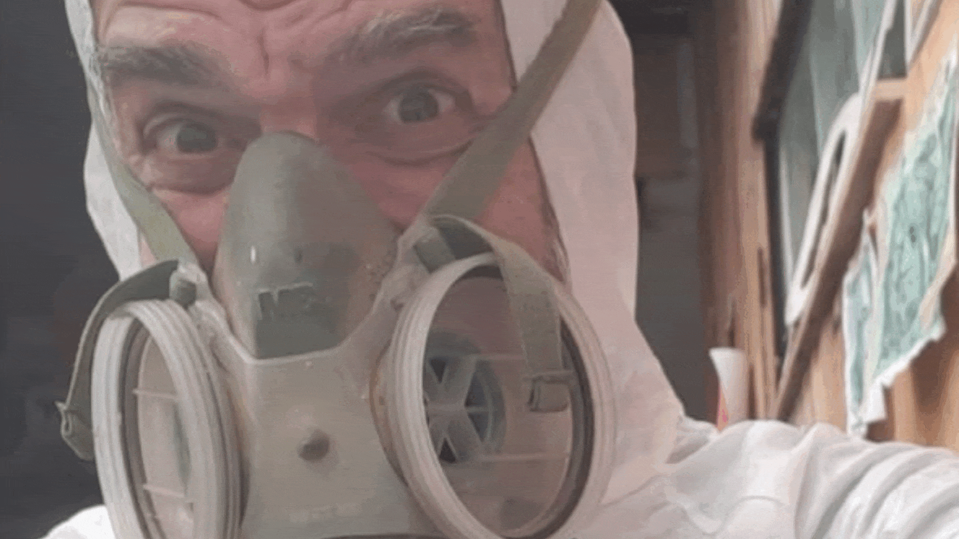  La casa de "lo viejo funciona" en Saavedra: creó arte en su puerta con 200 objetos de los 80s y 90s que le llevan los vecinos y es la atracción del barrio