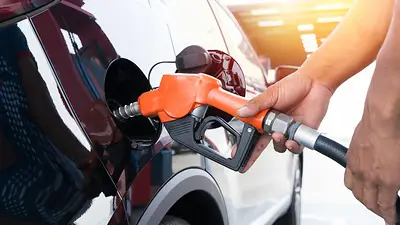 Persona cargando nafta Persona cargando nafta