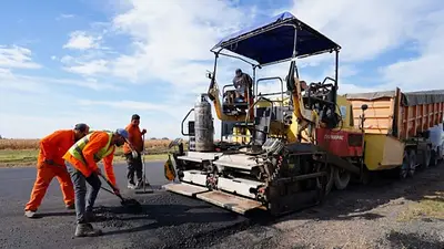 Obreros trabajando sobre la ruta Obreros trabajando sobre la ruta