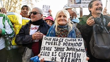 Con un Congreso vallado, marcharon el nuevo "frente multisectorial" y los jubilados contra las políticas de Milei