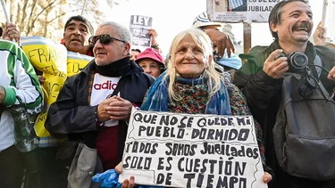 Con un Congreso vallado, marcharon el nuevo "frente multisectorial" y los jubilados contra las políticas de Milei
