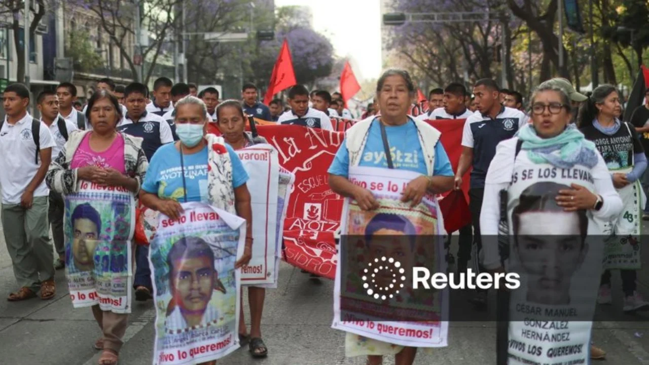 Máximo tribunal de Justicia en México ordena a fiscalía hacer público expediente de caso Ayotzinapa