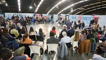 Curas, jueces y referentes sociales hicieron una charla abierta contra el consumo de drogas en un comedor de Once