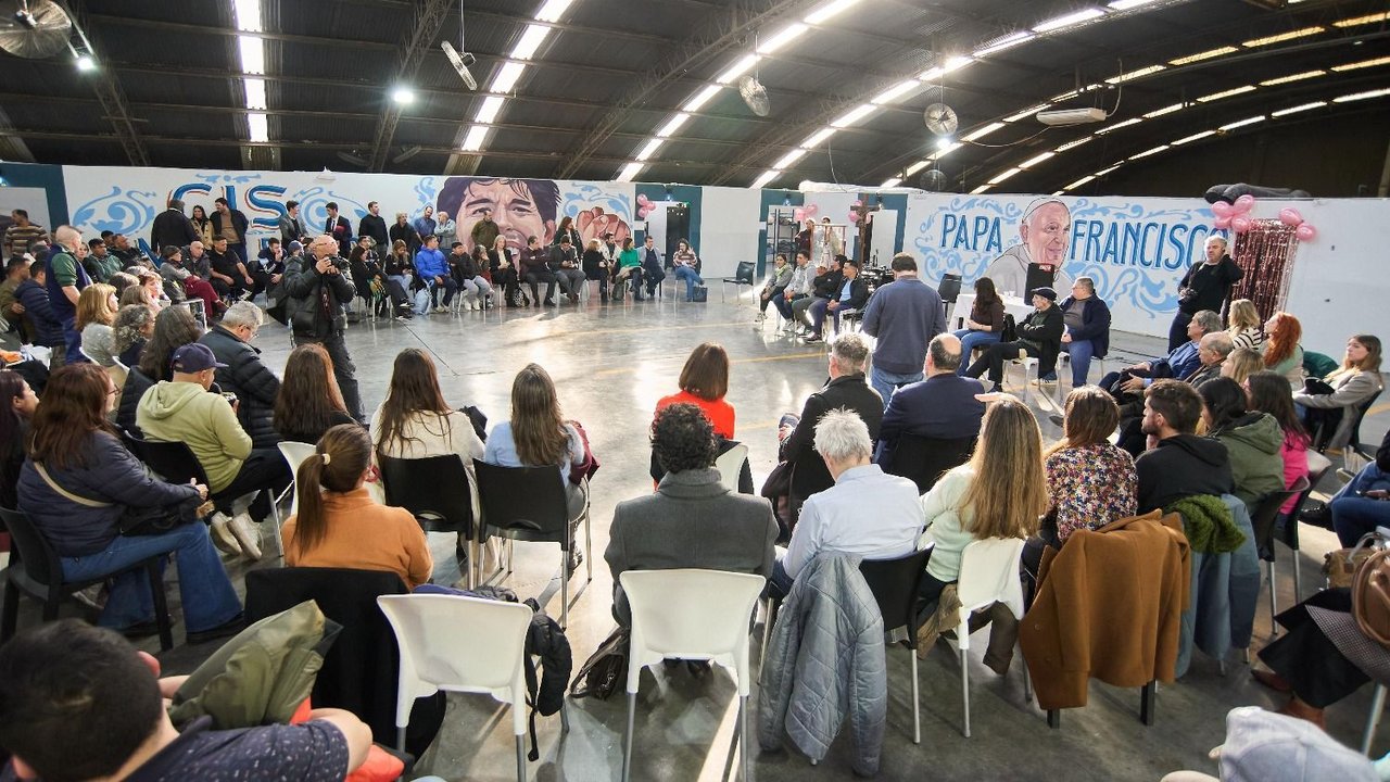 Curas, jueces y referentes sociales hicieron una charla abierta contra el consumo de drogas en un comedor de Once