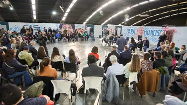 Curas, jueces y referentes sociales hicieron una charla abierta contra el consumo de drogas en un comedor de Once